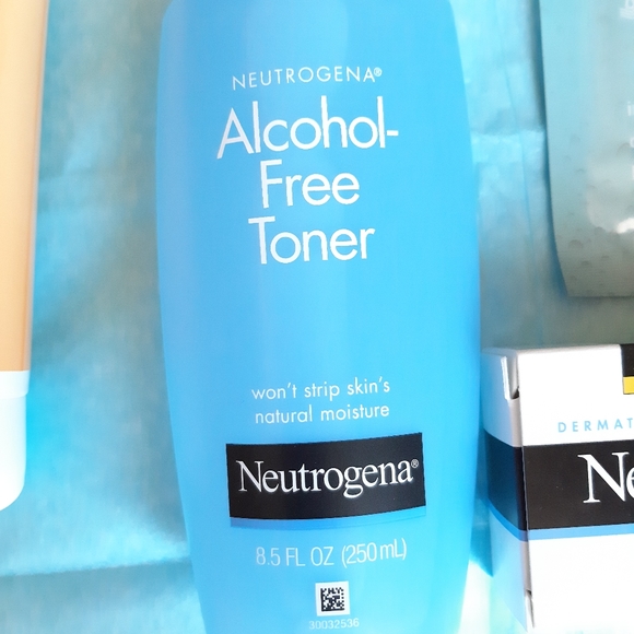 Neutrogena Skincare Bundle - Picture 11 of 13